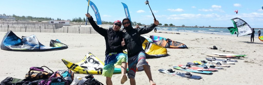 Two kiteboarders at the beach !